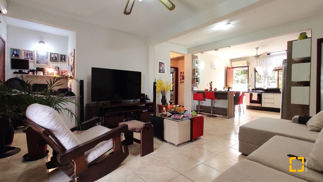 Casa com 250m², 3 quartos (sendo 1 suíte), 4 garagens, no bairro Centro em São José