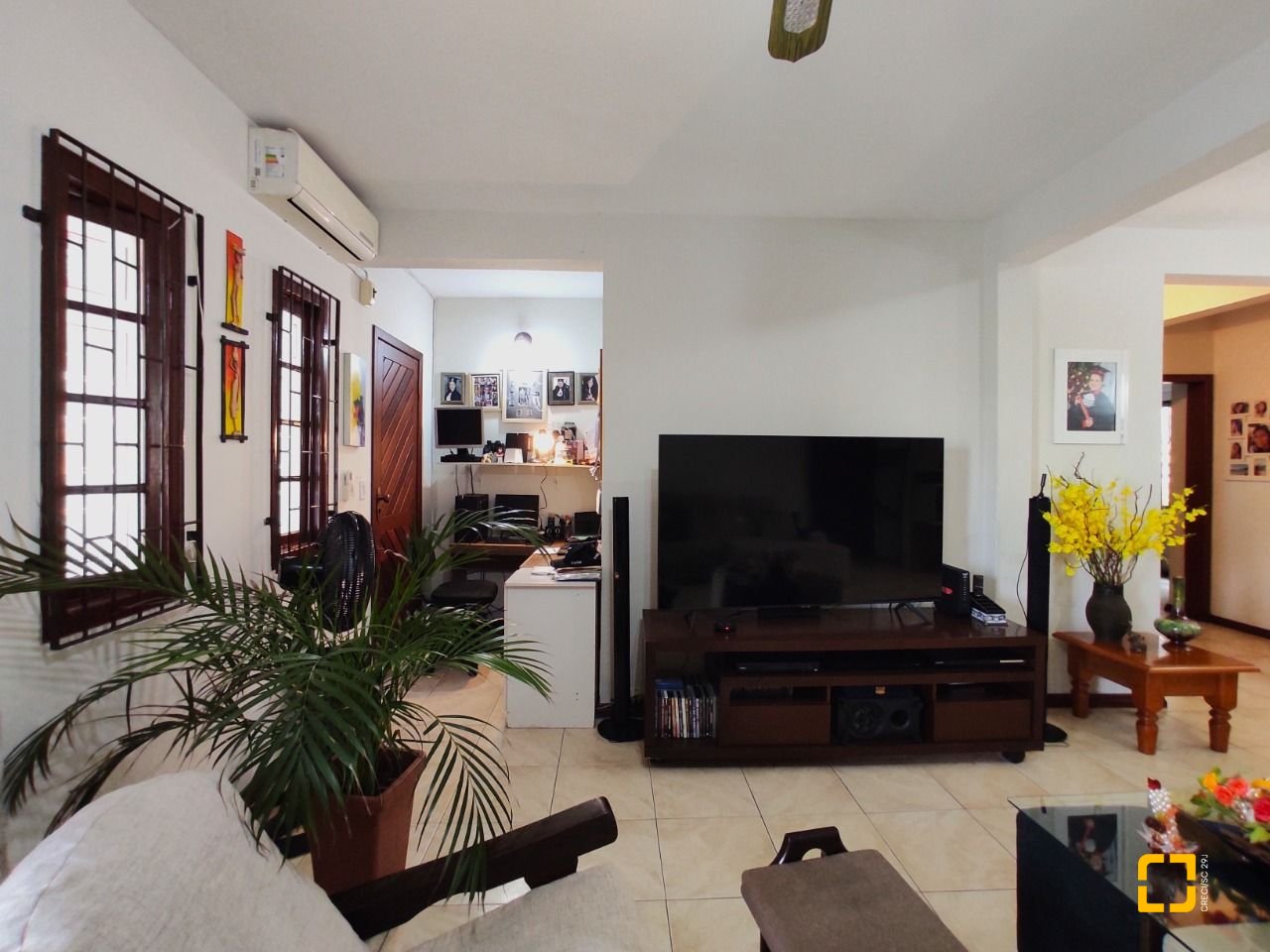 Casa com 250m², 3 quartos (sendo 1 suíte), 4 garagens, no bairro Centro em São José