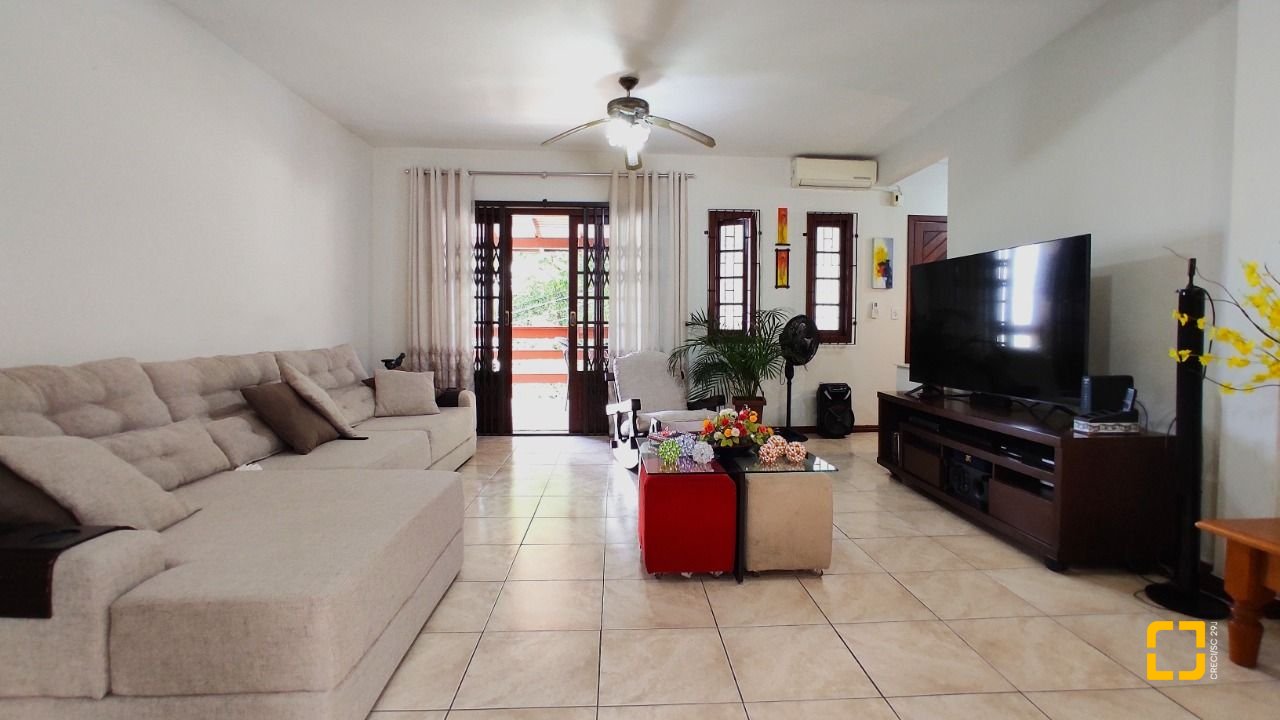 Casa com 250m², 3 quartos (sendo 1 suíte), 4 garagens, no bairro Centro em São José