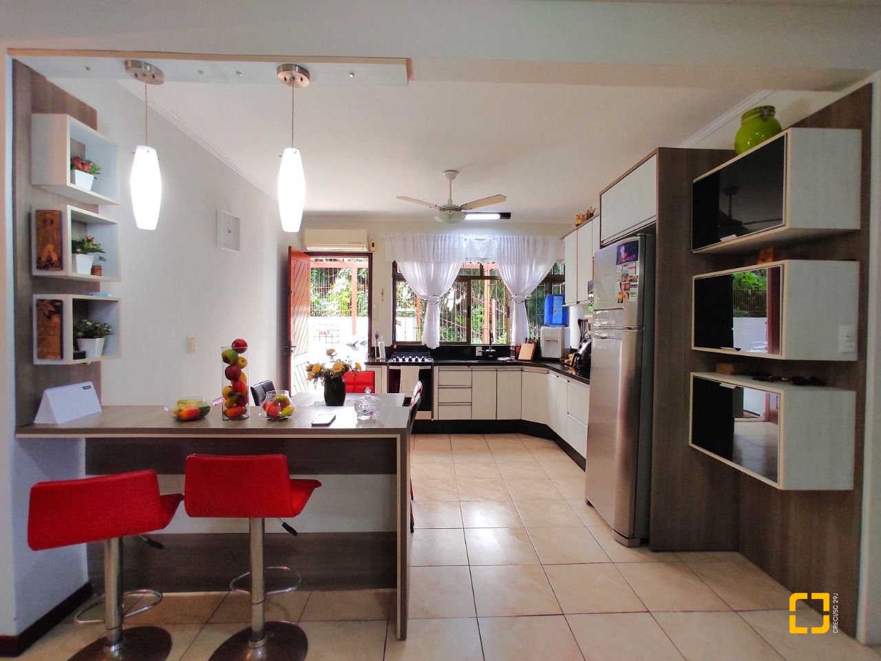Casa com 250m², 3 quartos (sendo 1 suíte), 4 garagens, no bairro Centro em São José