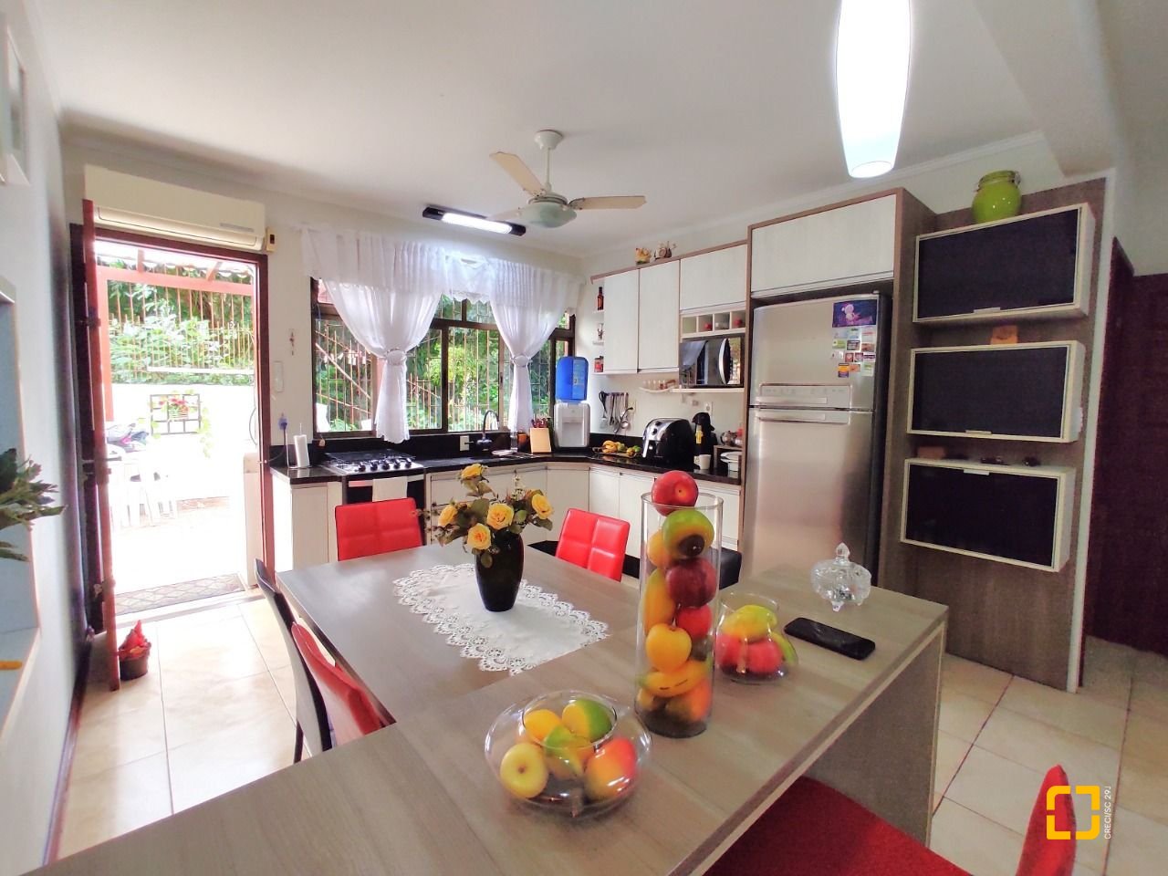 Casa com 250m², 3 quartos (sendo 1 suíte), 4 garagens, no bairro Centro em São José