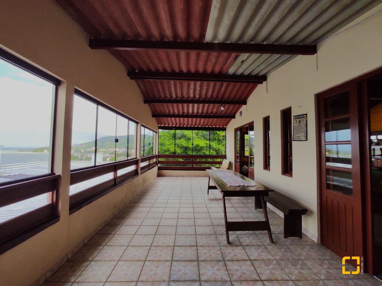 Casa com 250m², 3 quartos (sendo 1 suíte), 4 garagens, no bairro Centro em São José