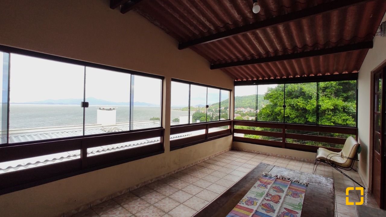 Casa com 250m², 3 quartos (sendo 1 suíte), 4 garagens, no bairro Centro em São José