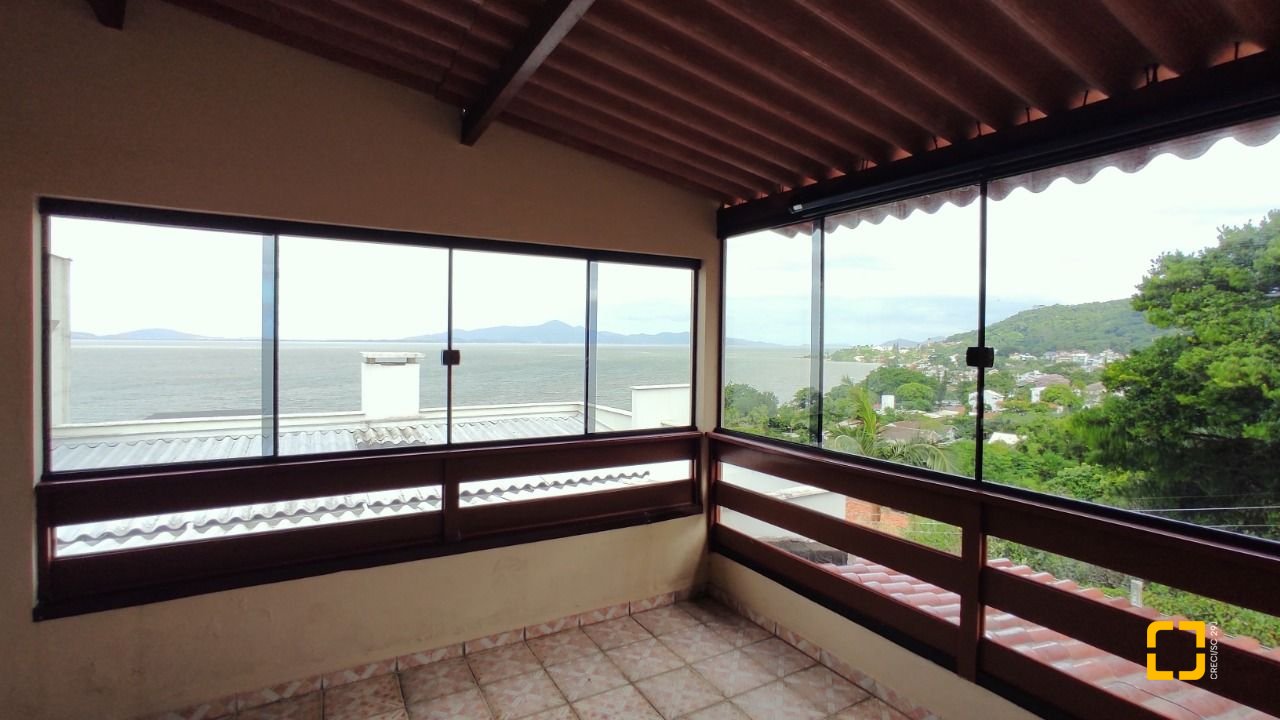 Casa com 250m², 3 quartos (sendo 1 suíte), 4 garagens, no bairro Centro em São José