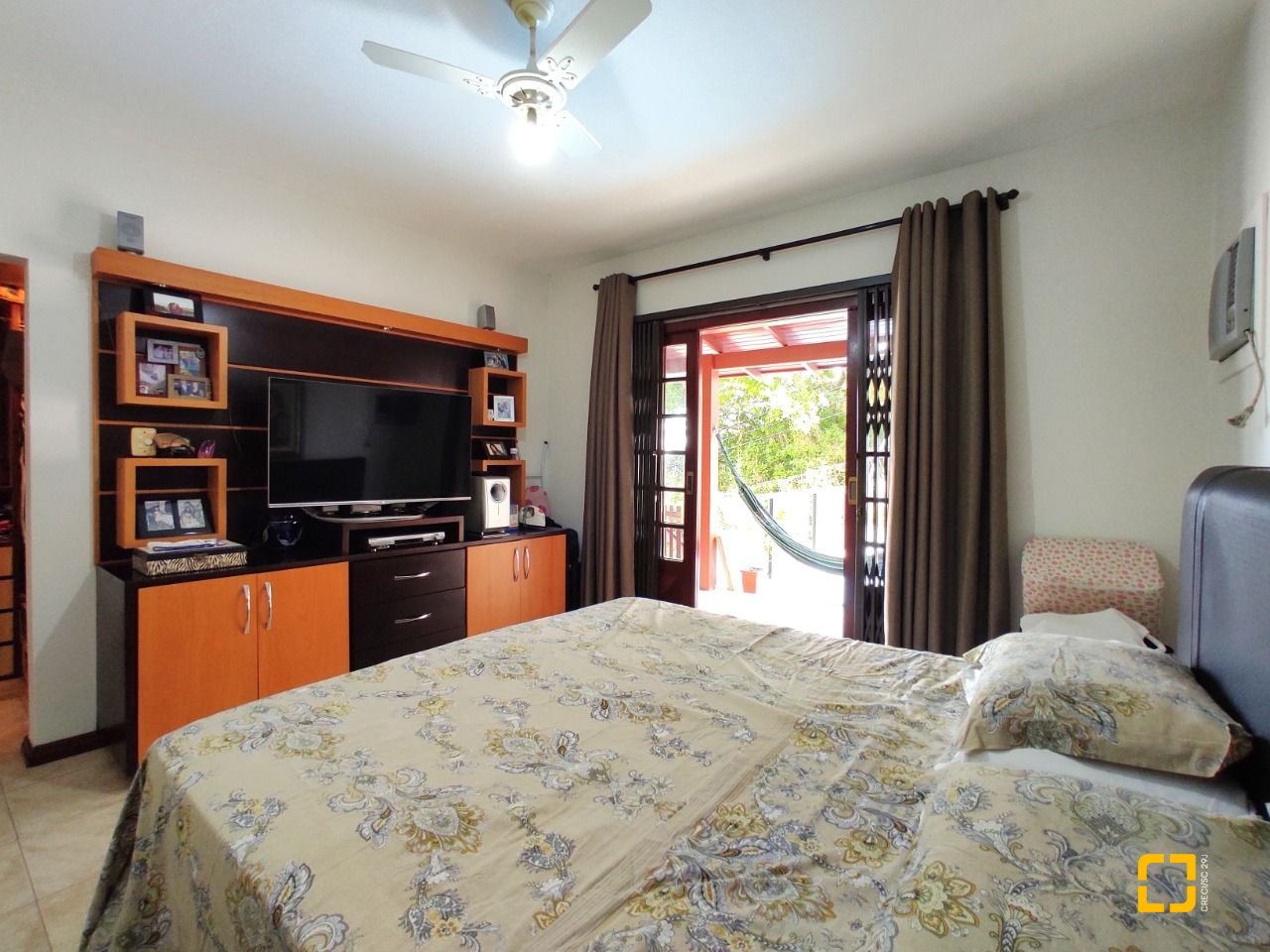 Casa com 250m², 3 quartos (sendo 1 suíte), 4 garagens, no bairro Centro em São José