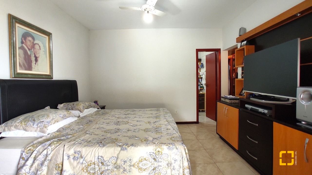 Casa com 250m², 3 quartos (sendo 1 suíte), 4 garagens, no bairro Centro em São José