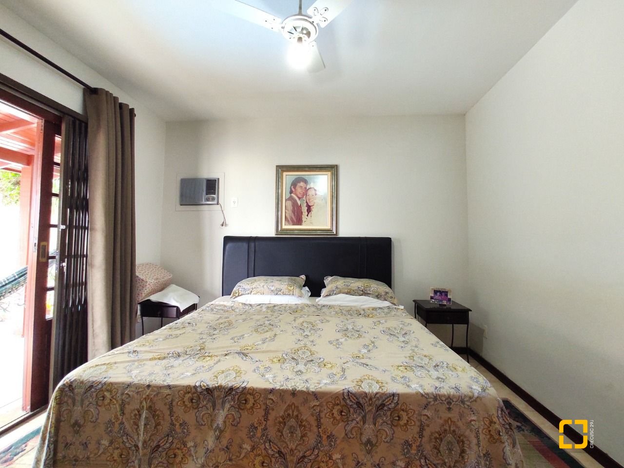 Casa com 250m², 3 quartos (sendo 1 suíte), 4 garagens, no bairro Centro em São José
