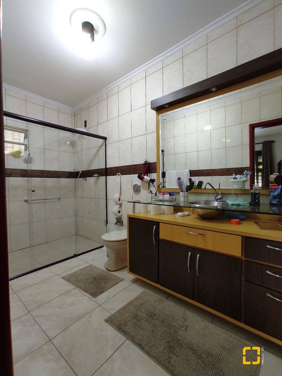 Casa com 250m², 3 quartos (sendo 1 suíte), 4 garagens, no bairro Centro em São José