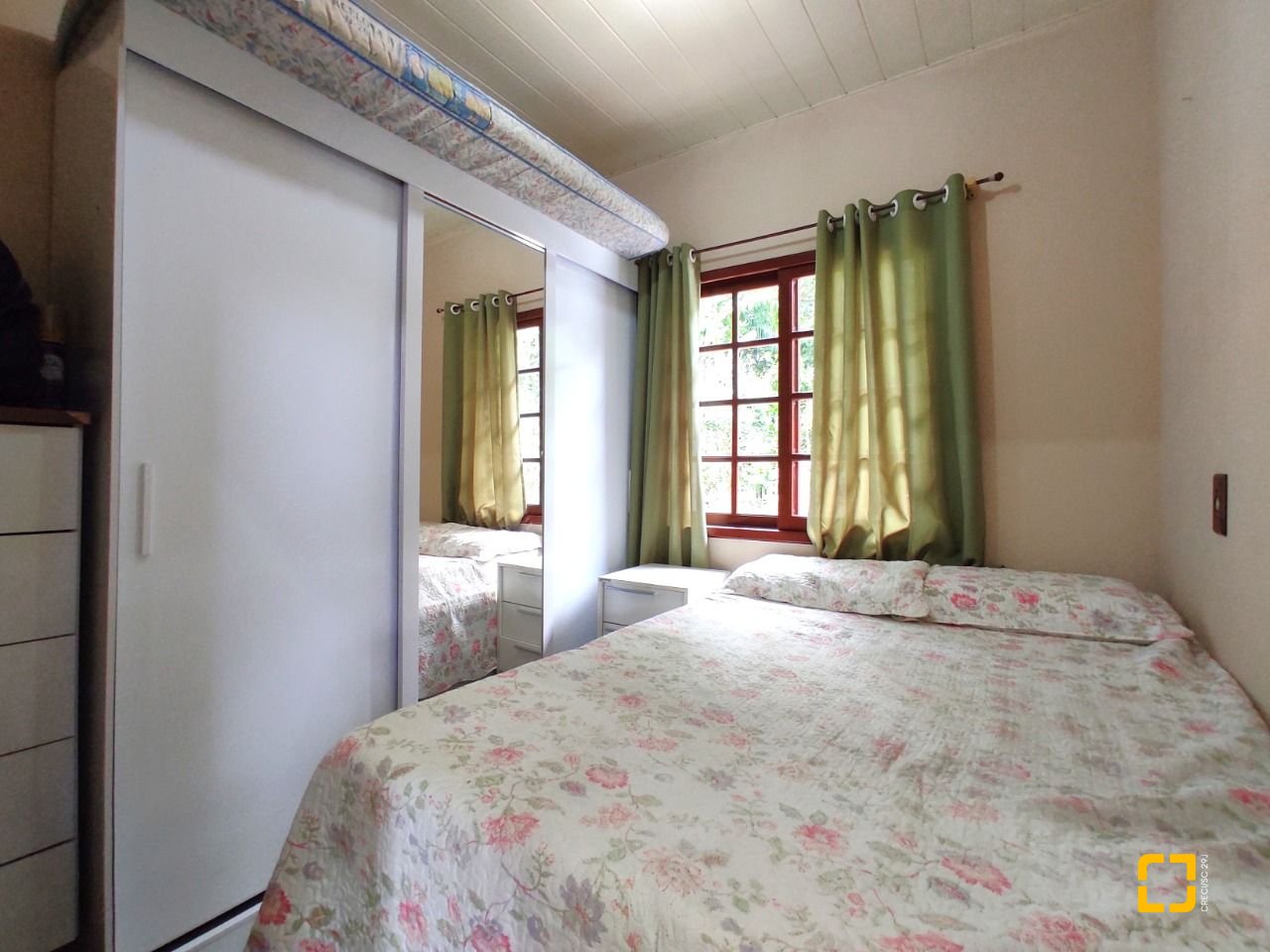Casa com 250m², 3 quartos (sendo 1 suíte), 4 garagens, no bairro Centro em São José