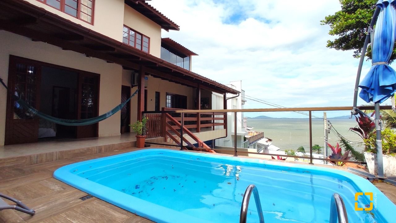 Casa com 250m², 3 quartos (sendo 1 suíte), 4 garagens, no bairro Centro em São José
