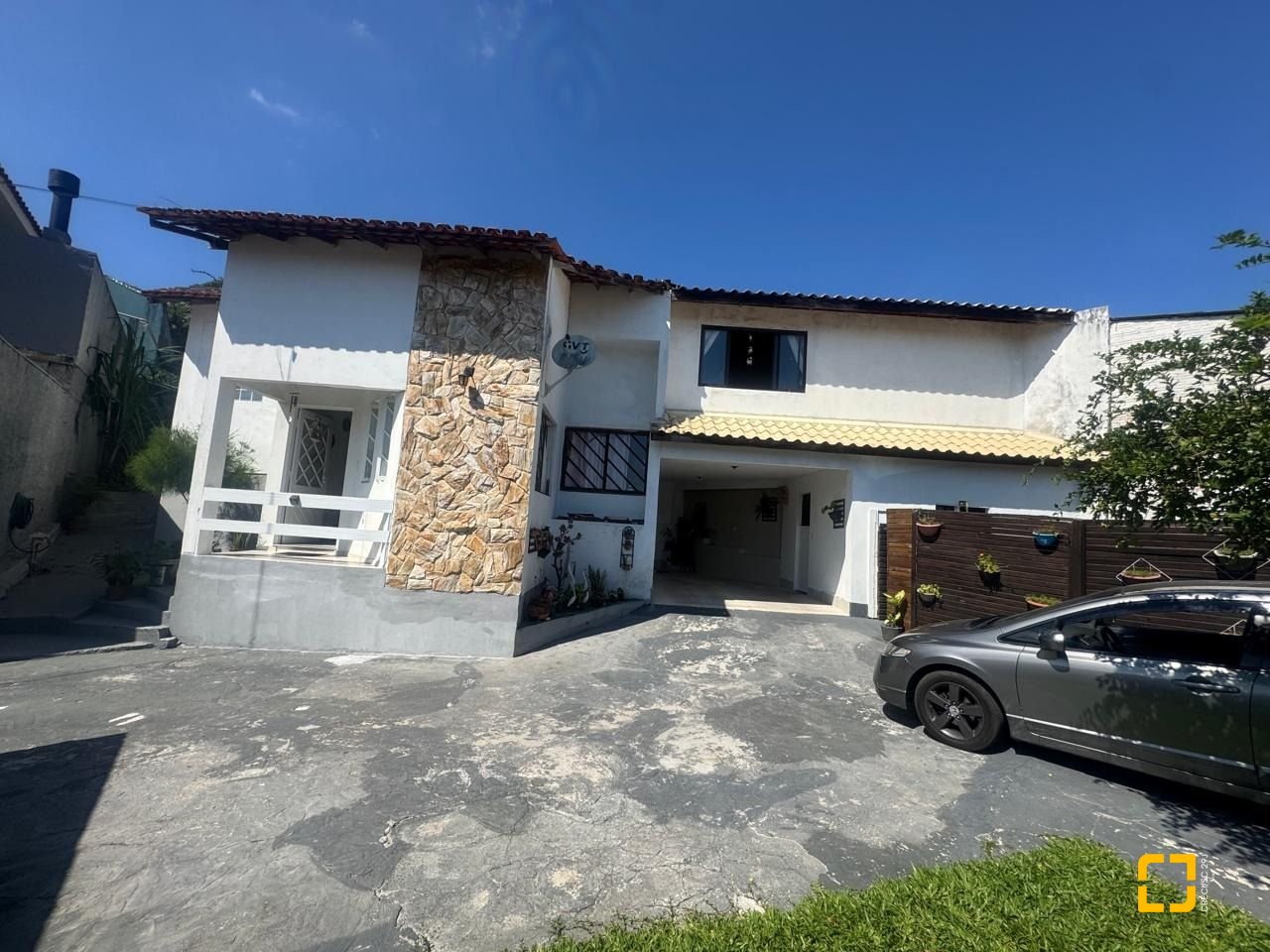 Casa com 110m², 3 quartos, 5 garagens, no bairro Itacorubi em Florianópolis