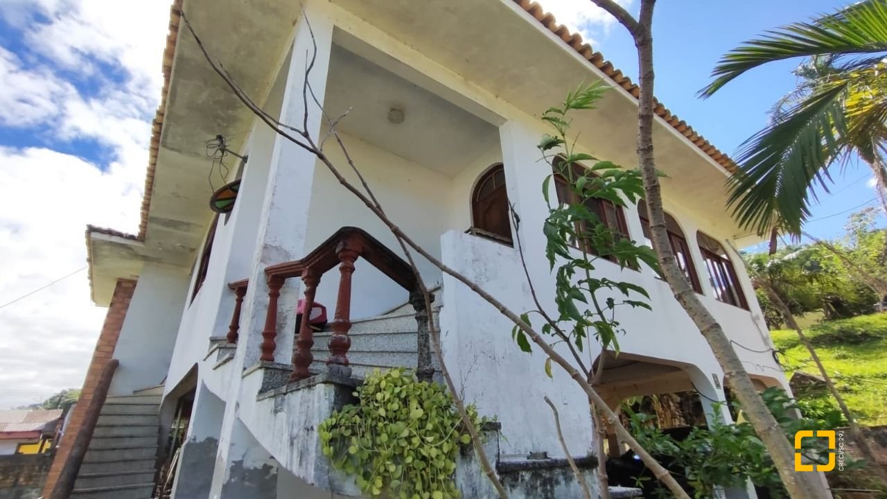 Casa com 269m², 4 quartos (sendo 1 suíte), 2 garagens, no bairro Costeira do Pirajubaé em Florianópolis