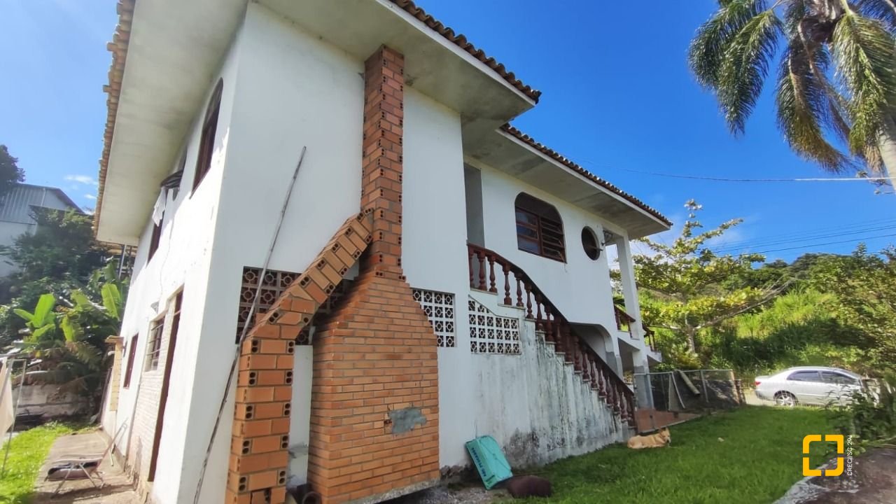 Casa com 269m², 4 quartos (sendo 1 suíte), 2 garagens, no bairro Costeira do Pirajubaé em Florianópolis