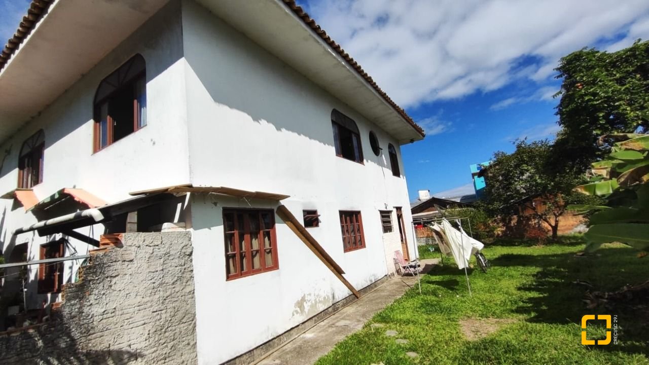 Casa com 269m², 4 quartos (sendo 1 suíte), 2 garagens, no bairro Costeira do Pirajubaé em Florianópolis