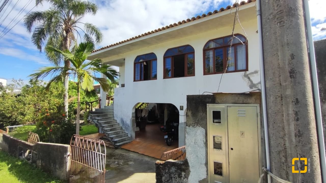 Casa com 269m², 4 quartos (sendo 1 suíte), 2 garagens, no bairro Costeira do Pirajubaé em Florianópolis