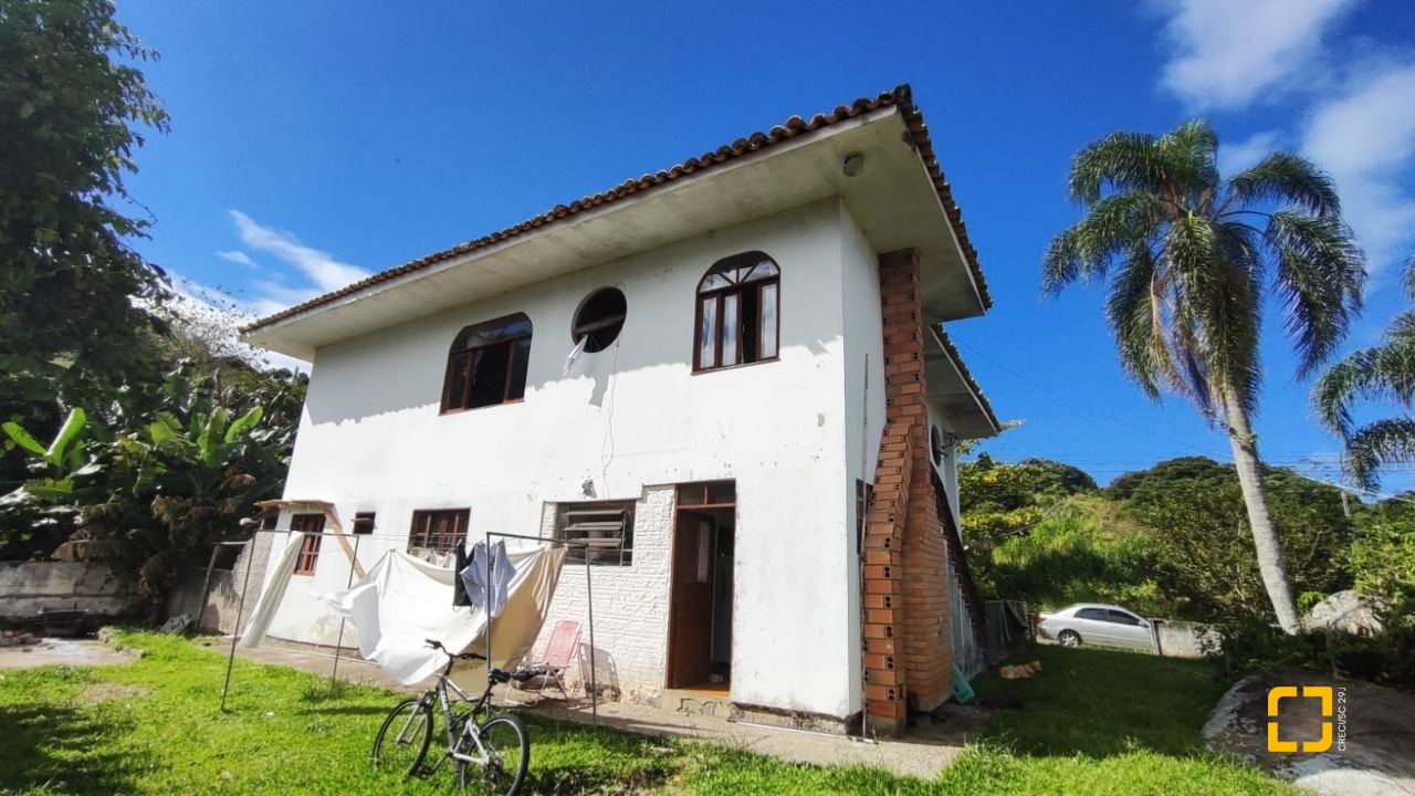 Casa com 269m², 4 quartos (sendo 1 suíte), 2 garagens, no bairro Costeira do Pirajubaé em Florianópolis