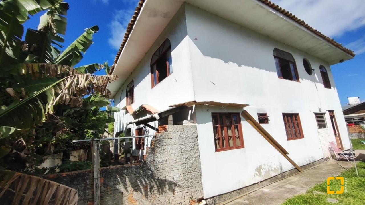 Casa com 269m², 4 quartos (sendo 1 suíte), 2 garagens, no bairro Costeira do Pirajubaé em Florianópolis