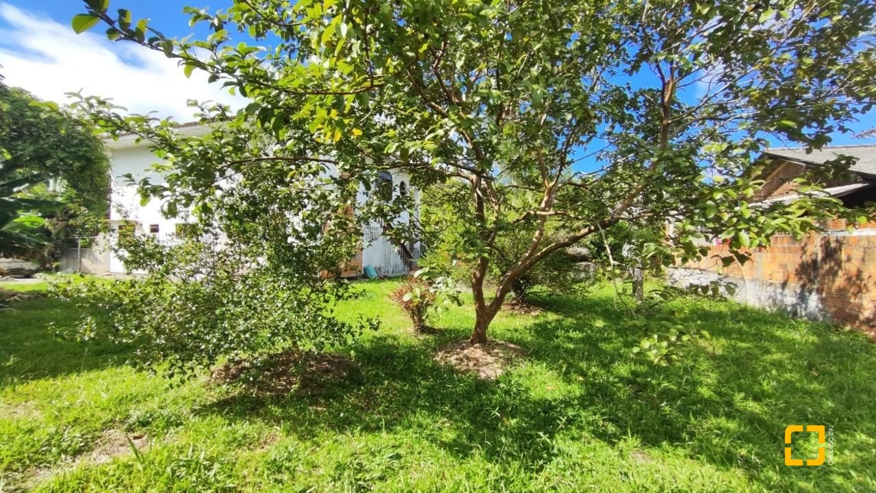 Casa com 269m², 4 quartos (sendo 1 suíte), 2 garagens, no bairro Costeira do Pirajubaé em Florianópolis