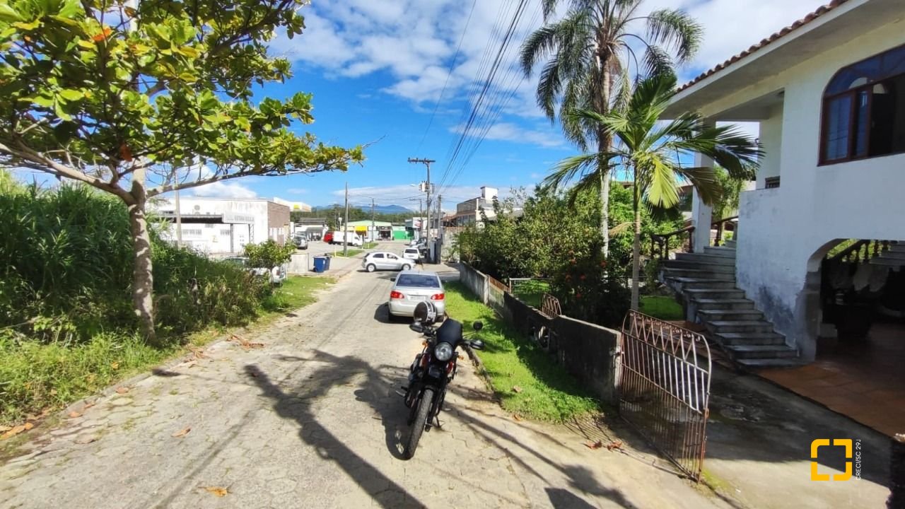 Casa com 269m², 4 quartos (sendo 1 suíte), 2 garagens, no bairro Costeira do Pirajubaé em Florianópolis
