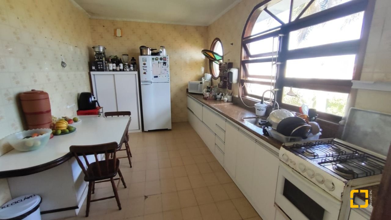 Casa com 269m², 4 quartos (sendo 1 suíte), 2 garagens, no bairro Costeira do Pirajubaé em Florianópolis
