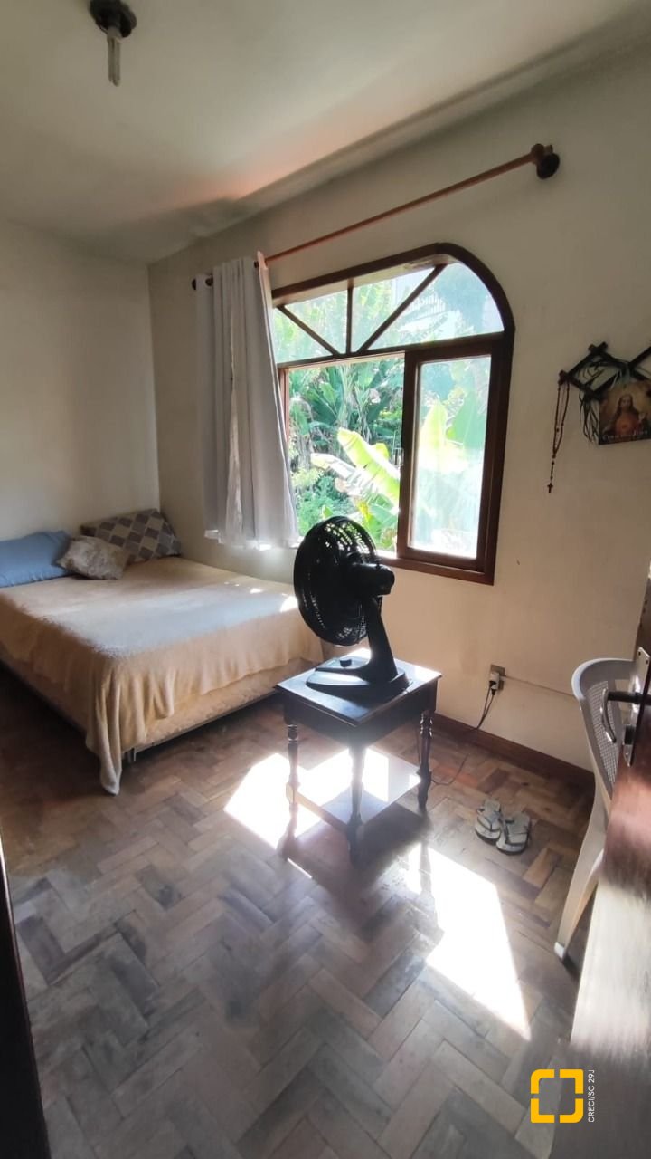 Casa com 269m², 4 quartos (sendo 1 suíte), 2 garagens, no bairro Costeira do Pirajubaé em Florianópolis