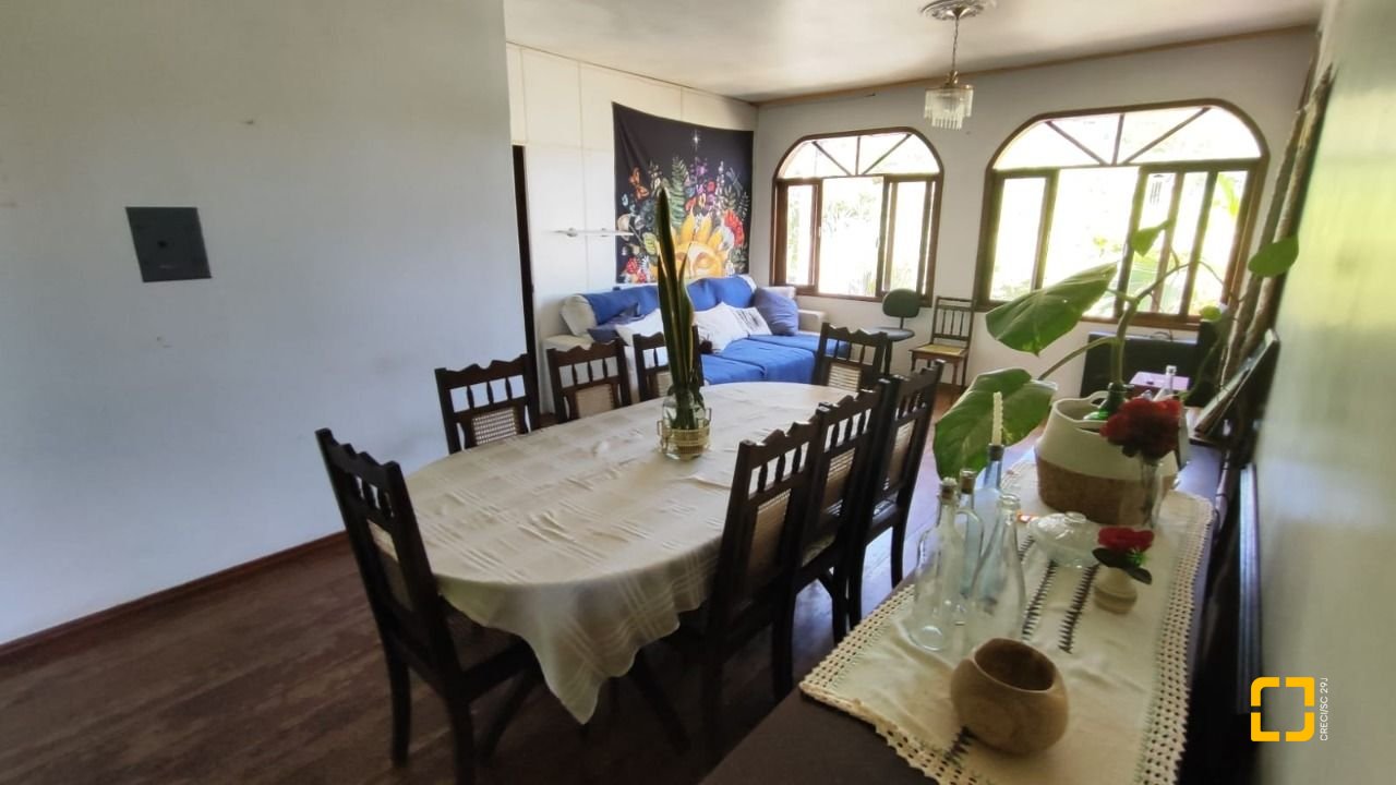 Casa com 269m², 4 quartos (sendo 1 suíte), 2 garagens, no bairro Costeira do Pirajubaé em Florianópolis
