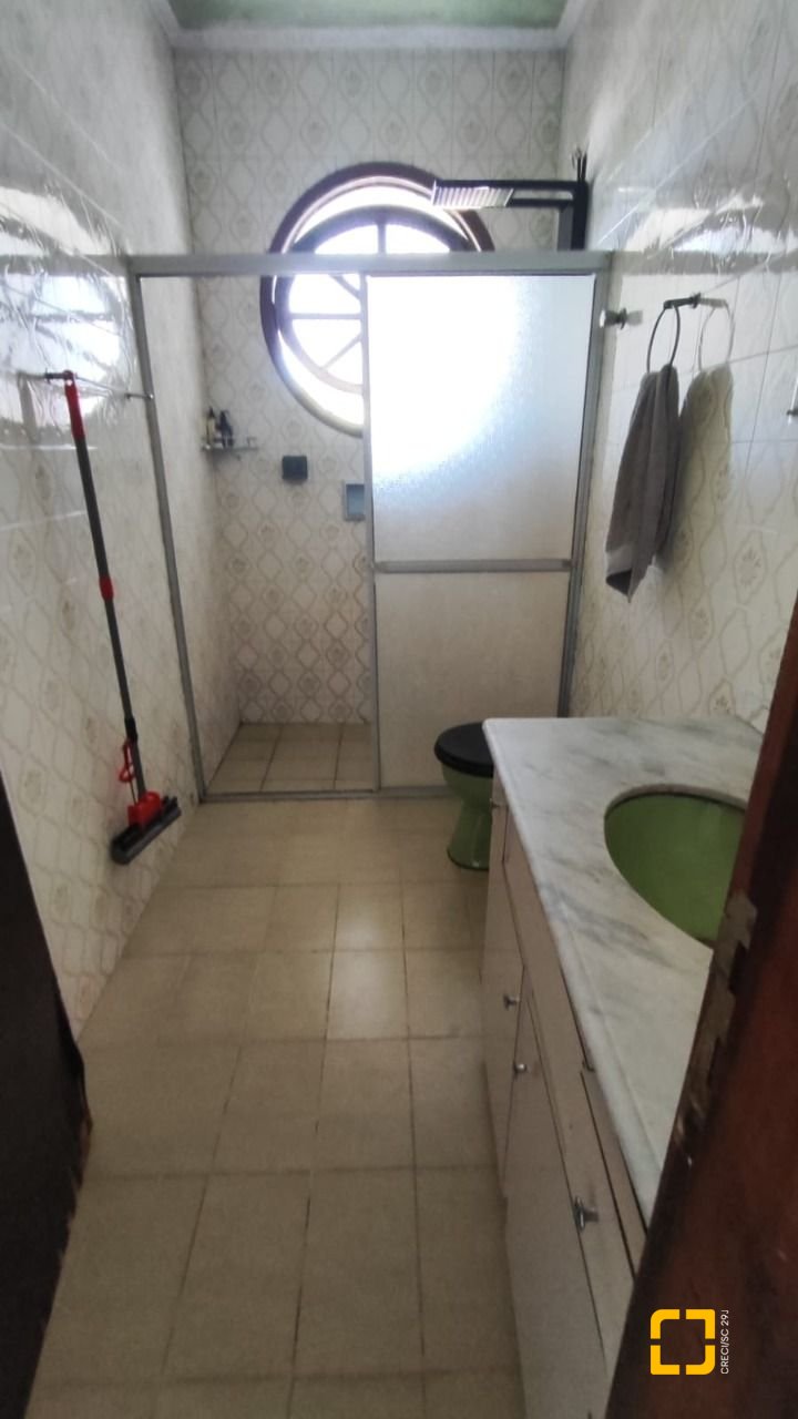 Casa com 269m², 4 quartos (sendo 1 suíte), 2 garagens, no bairro Costeira do Pirajubaé em Florianópolis