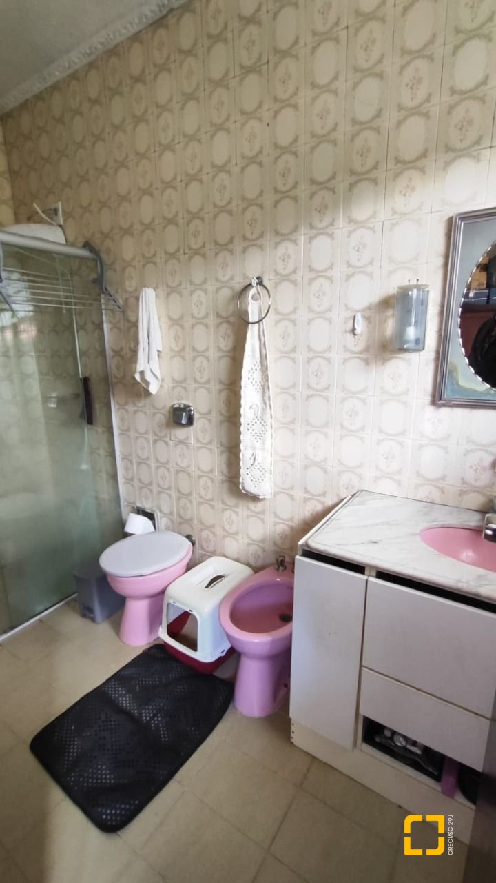 Casa com 269m², 4 quartos (sendo 1 suíte), 2 garagens, no bairro Costeira do Pirajubaé em Florianópolis