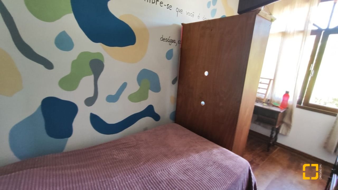 Casa com 269m², 4 quartos (sendo 1 suíte), 2 garagens, no bairro Costeira do Pirajubaé em Florianópolis