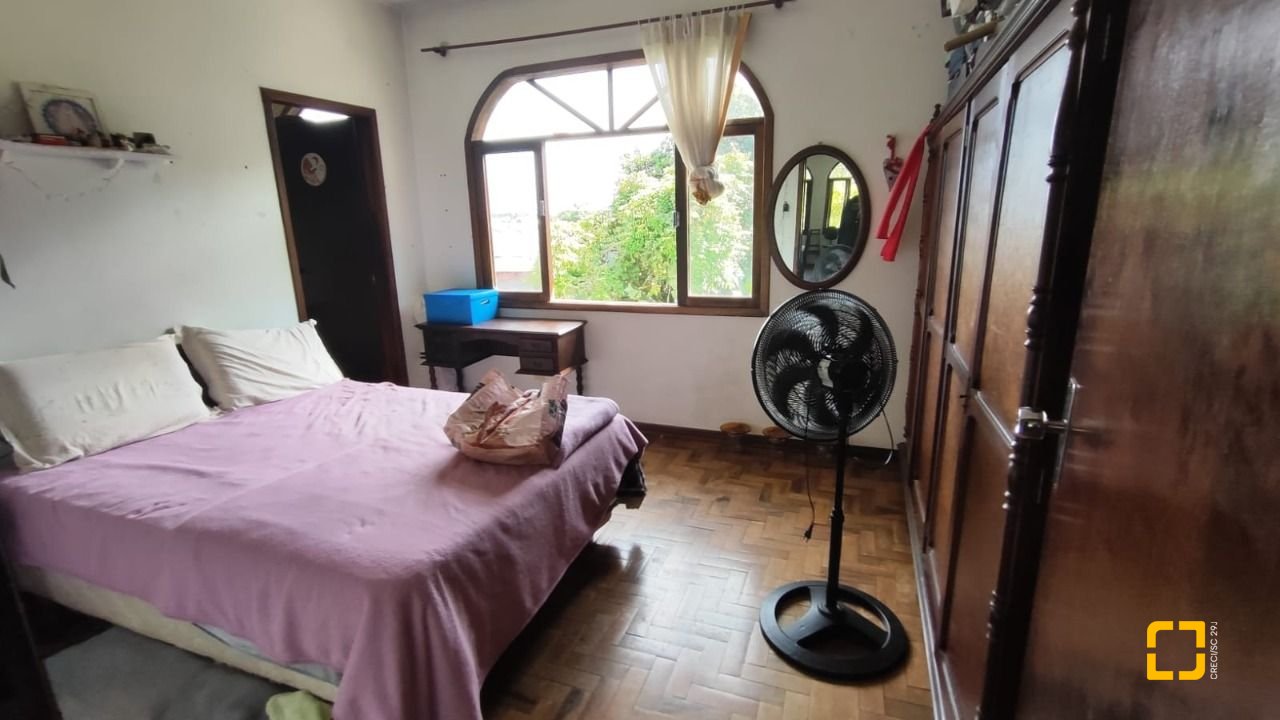 Casa com 269m², 4 quartos (sendo 1 suíte), 2 garagens, no bairro Costeira do Pirajubaé em Florianópolis