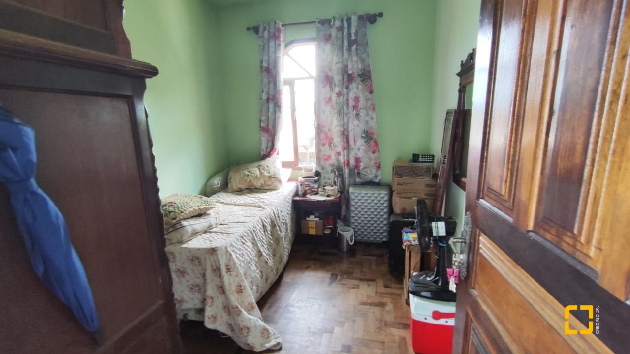 Casa com 269m², 4 quartos (sendo 1 suíte), 2 garagens, no bairro Costeira do Pirajubaé em Florianópolis