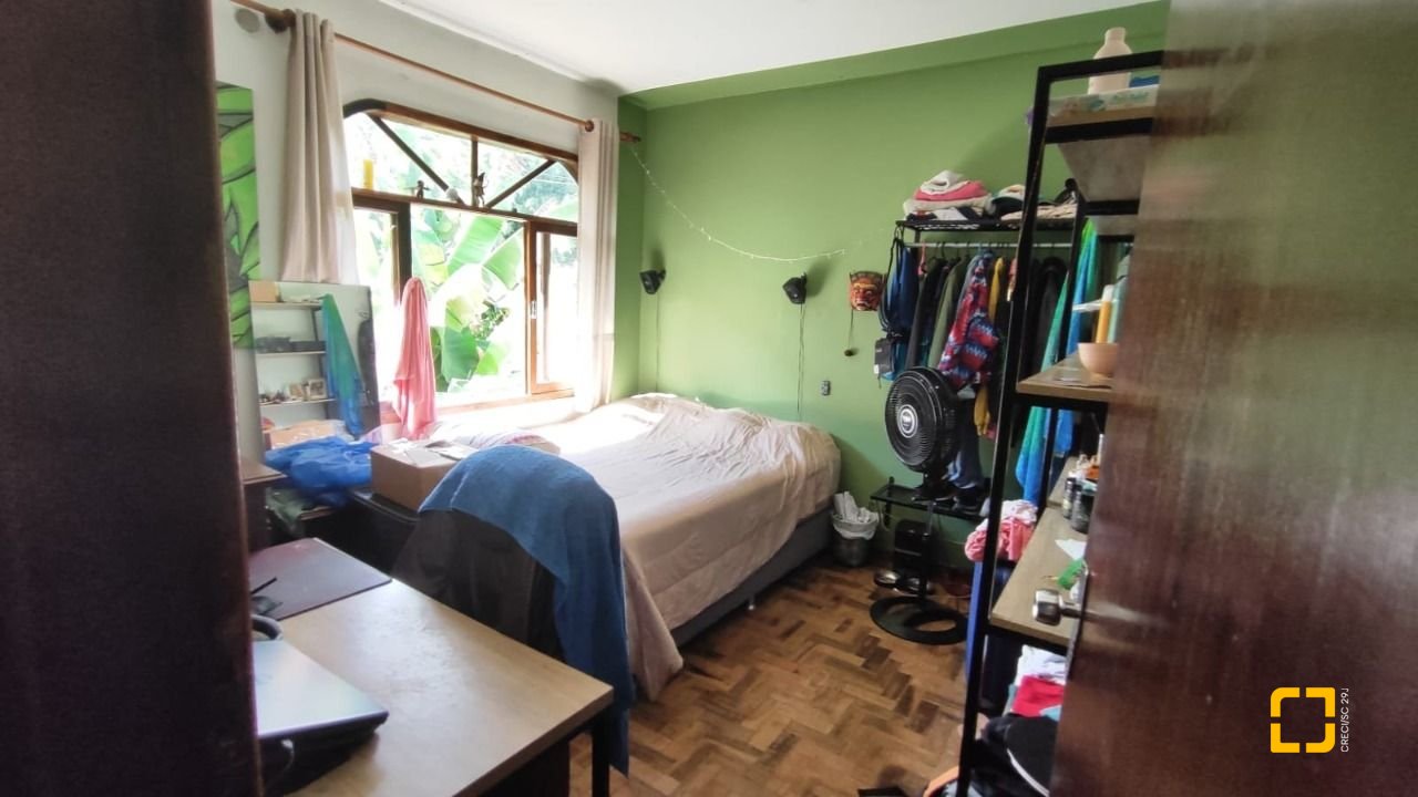 Casa com 269m², 4 quartos (sendo 1 suíte), 2 garagens, no bairro Costeira do Pirajubaé em Florianópolis