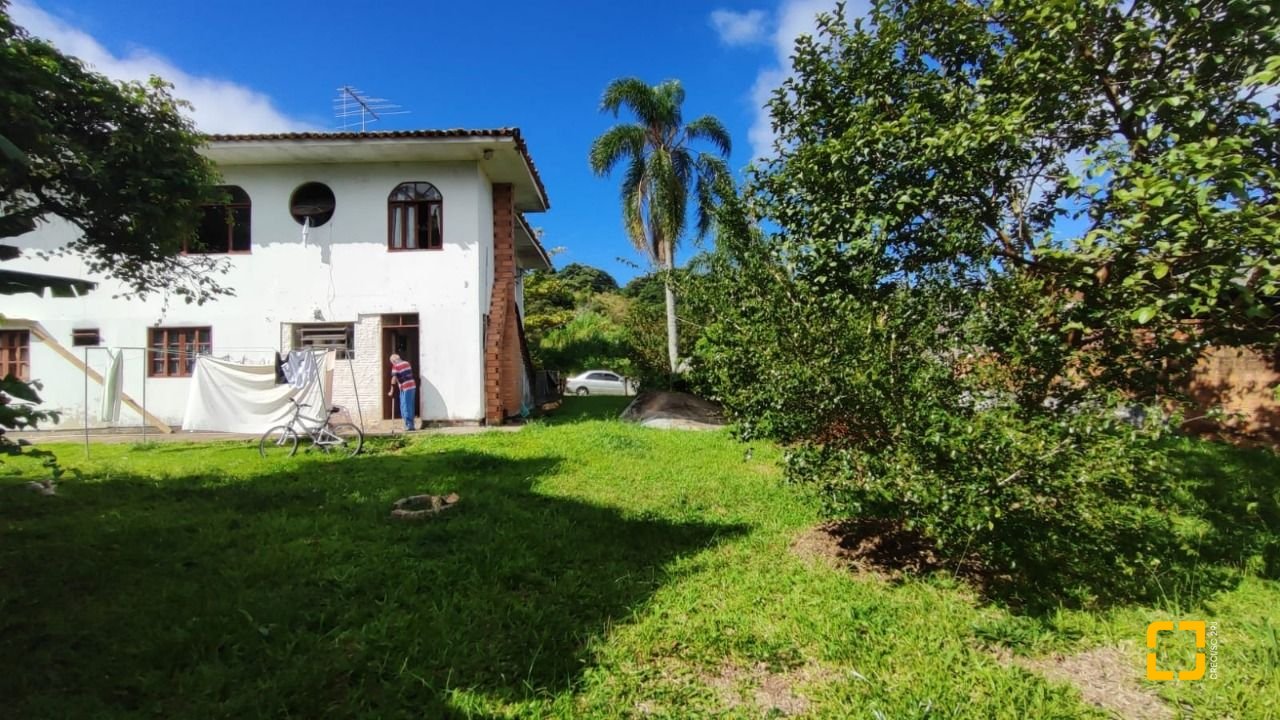 Casa com 269m², 4 quartos (sendo 1 suíte), 2 garagens, no bairro Costeira do Pirajubaé em Florianópolis