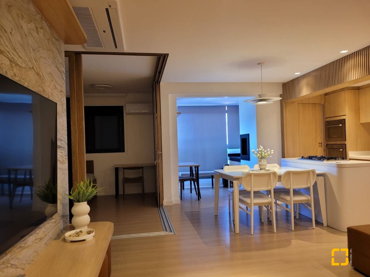 Apartamento com 73m², 3 quartos (sendo 1 suíte), 2 garagens, no bairro Centro em Florianópolis