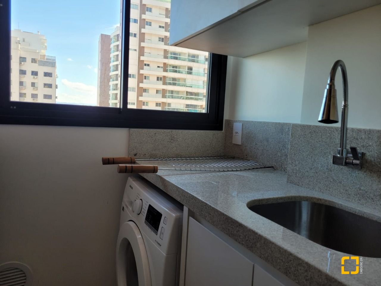 Apartamento com 73m², 3 quartos (sendo 1 suíte), 2 garagens, no bairro Centro em Florianópolis