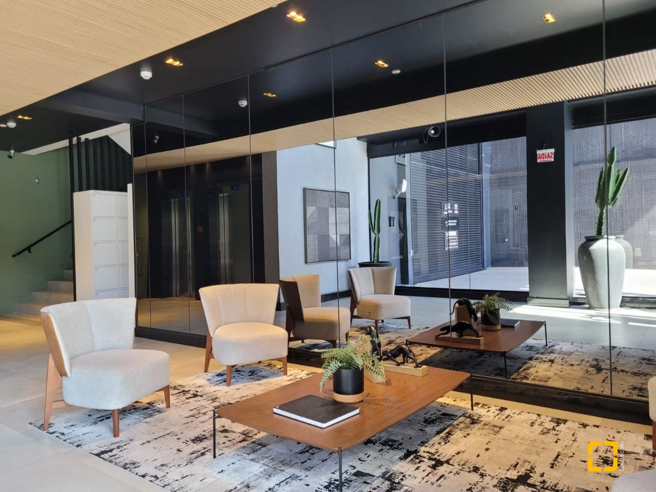 Apartamento com 73m², 3 quartos (sendo 1 suíte), 2 garagens, no bairro Centro em Florianópolis