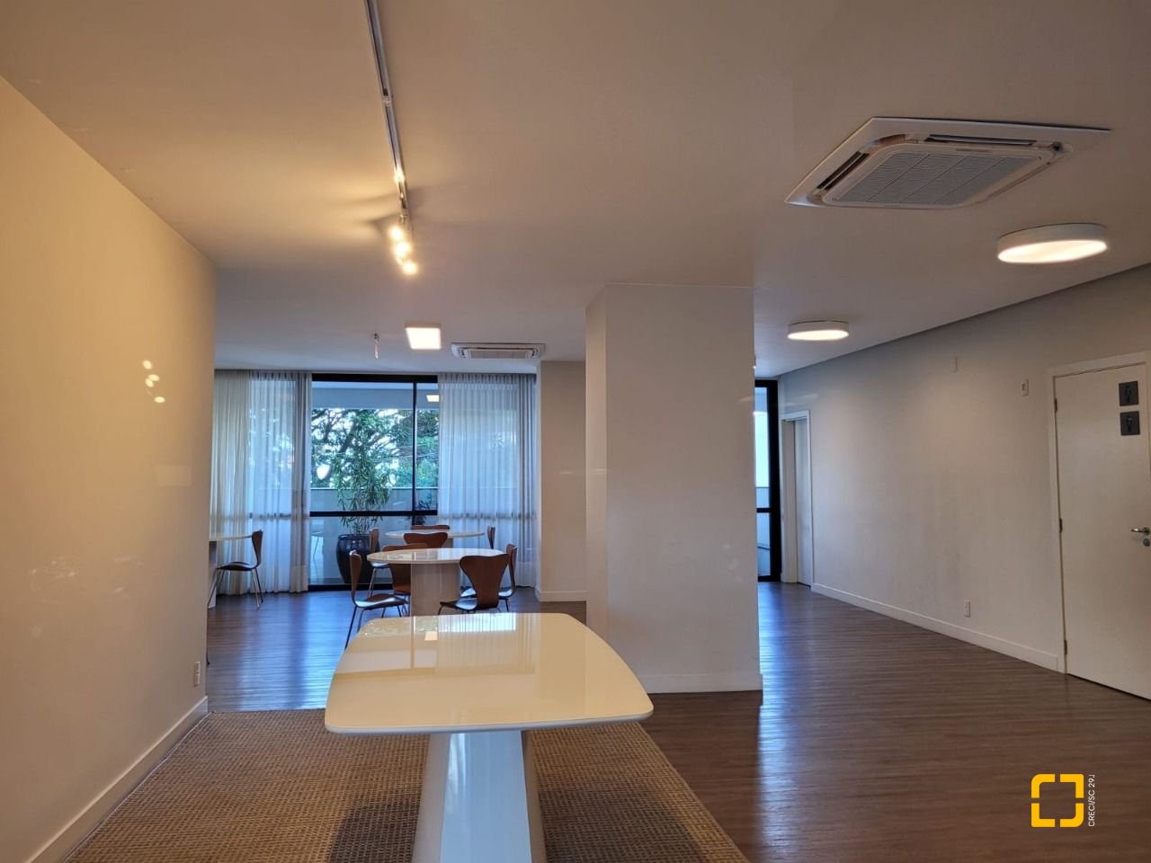Apartamento com 73m², 3 quartos (sendo 1 suíte), 2 garagens, no bairro Centro em Florianópolis