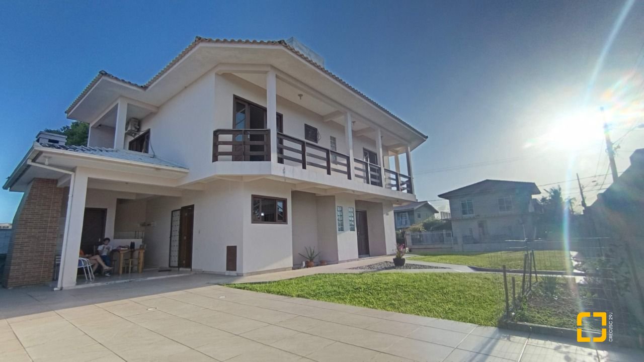 Casa com 184m², 4 quartos (sendo 1 suíte), 3 garagens, no bairro Carianos em Florianópolis