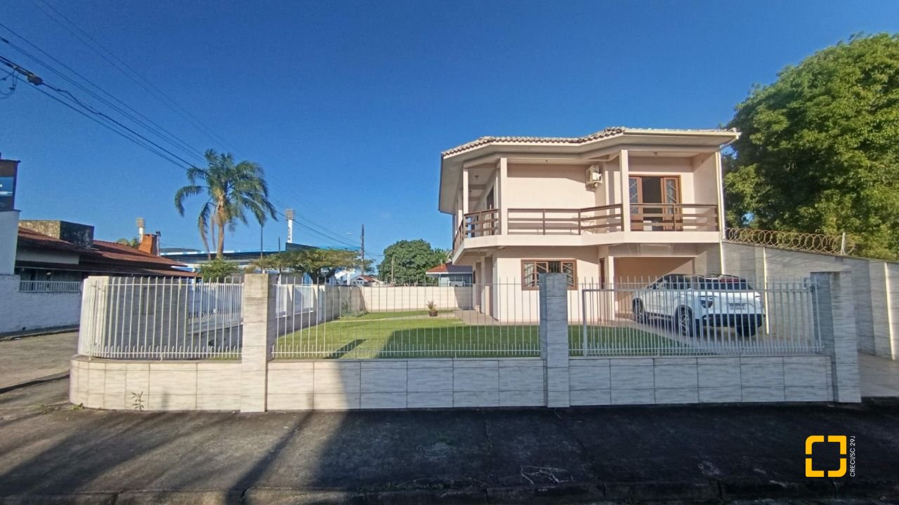 Casa com 184m², 4 quartos (sendo 1 suíte), 3 garagens, no bairro Carianos em Florianópolis