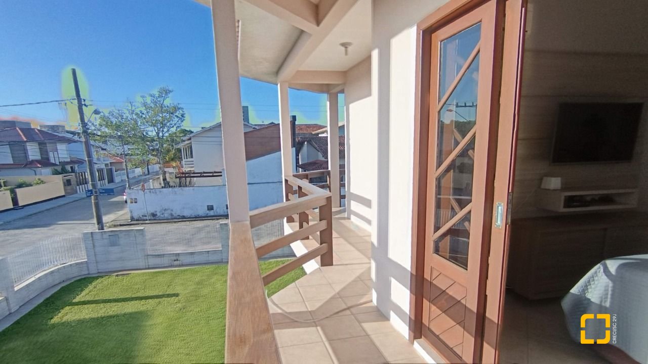 Casa com 184m², 4 quartos (sendo 1 suíte), 3 garagens, no bairro Carianos em Florianópolis