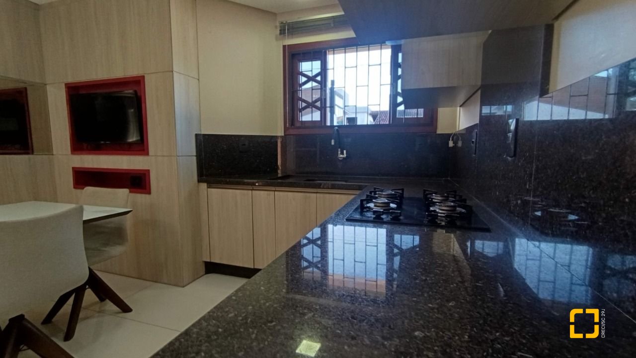 Casa com 184m², 4 quartos (sendo 1 suíte), 3 garagens, no bairro Carianos em Florianópolis