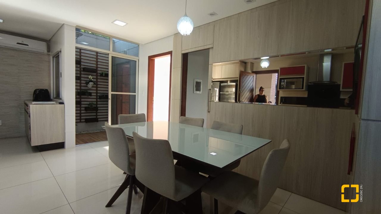 Casa com 184m², 4 quartos (sendo 1 suíte), 3 garagens, no bairro Carianos em Florianópolis