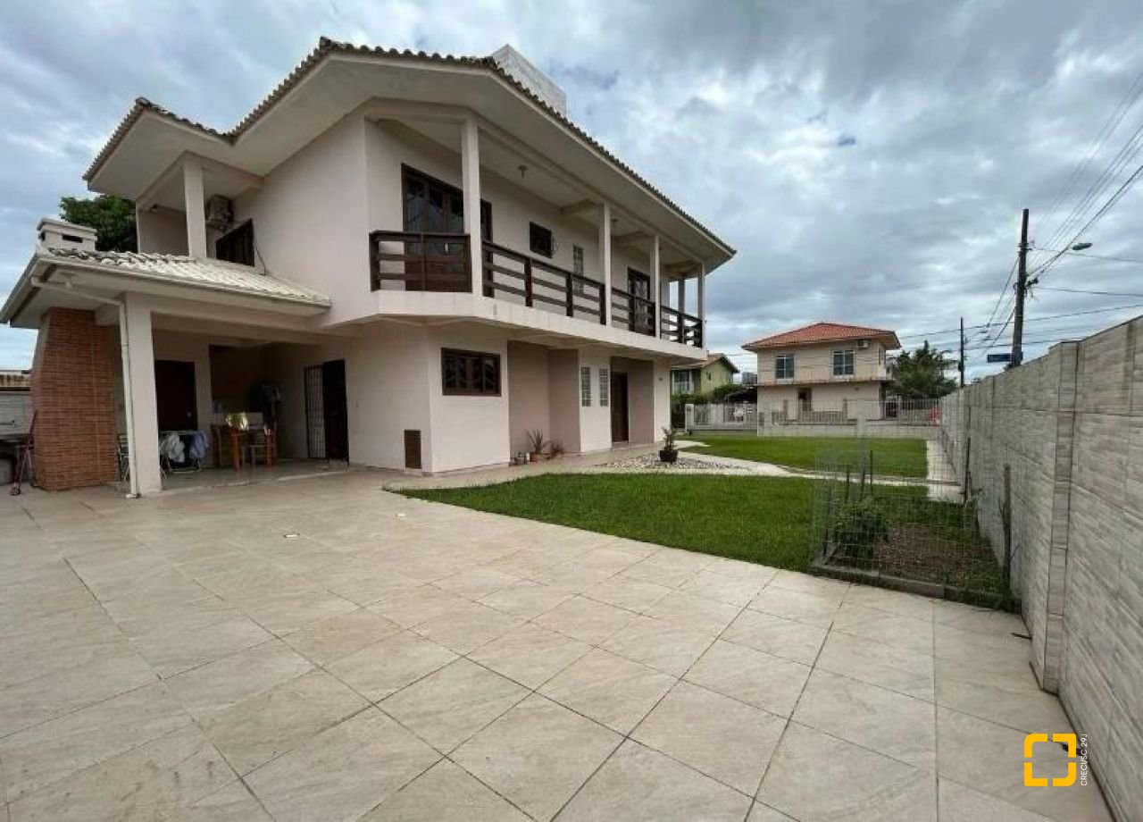 Casa com 184m², 4 quartos (sendo 1 suíte), 3 garagens, no bairro Carianos em Florianópolis