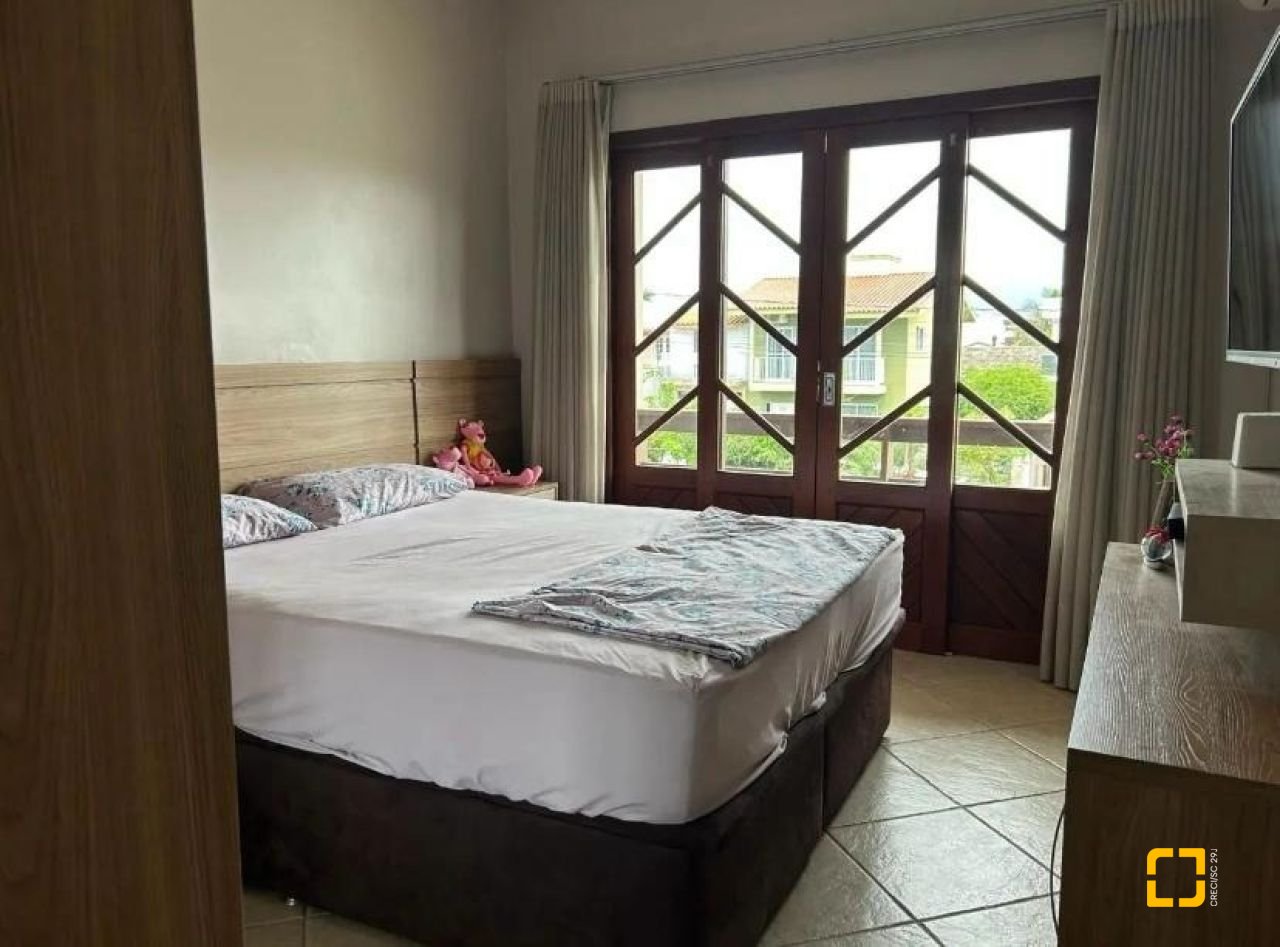 Casa com 184m², 4 quartos (sendo 1 suíte), 3 garagens, no bairro Carianos em Florianópolis