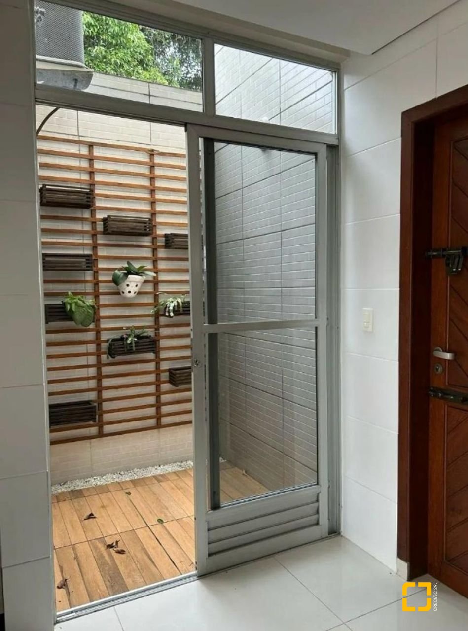 Casa com 184m², 4 quartos (sendo 1 suíte), 3 garagens, no bairro Carianos em Florianópolis
