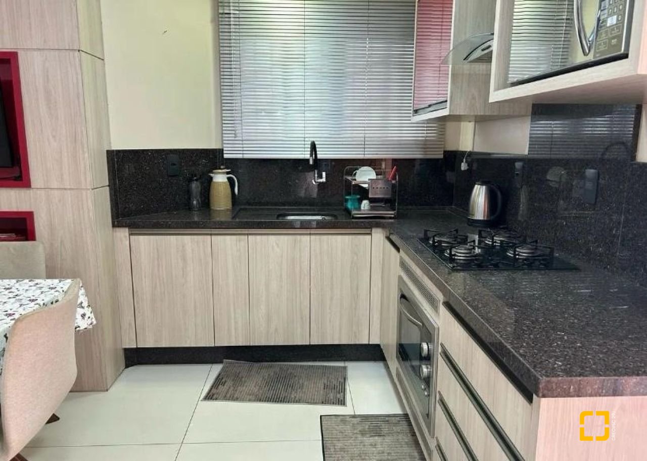 Casa com 184m², 4 quartos (sendo 1 suíte), 3 garagens, no bairro Carianos em Florianópolis