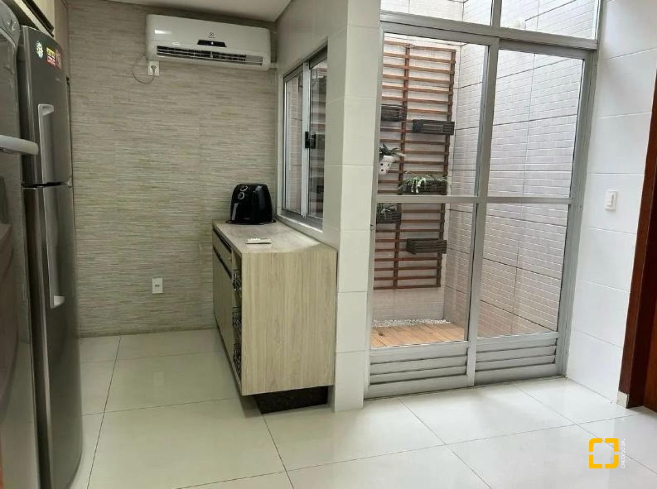 Casa com 184m², 4 quartos (sendo 1 suíte), 3 garagens, no bairro Carianos em Florianópolis
