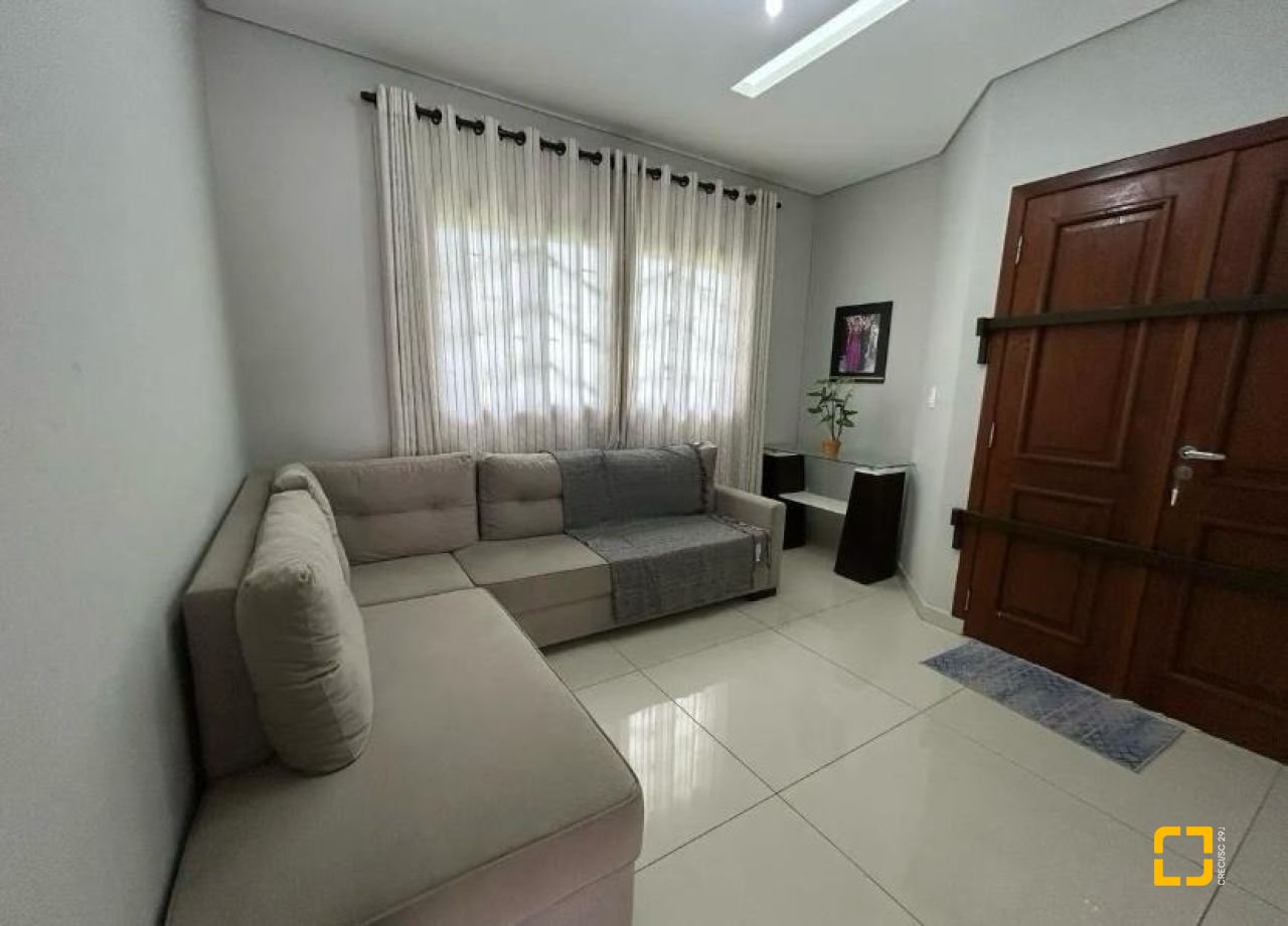 Casa com 184m², 4 quartos (sendo 1 suíte), 3 garagens, no bairro Carianos em Florianópolis