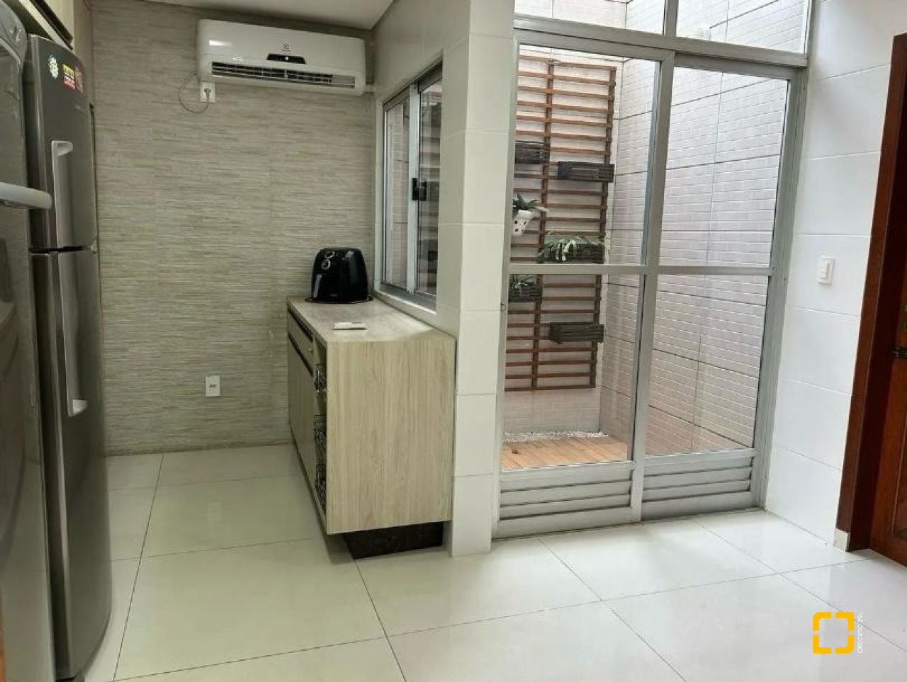 Casa com 184m², 4 quartos (sendo 1 suíte), 3 garagens, no bairro Carianos em Florianópolis