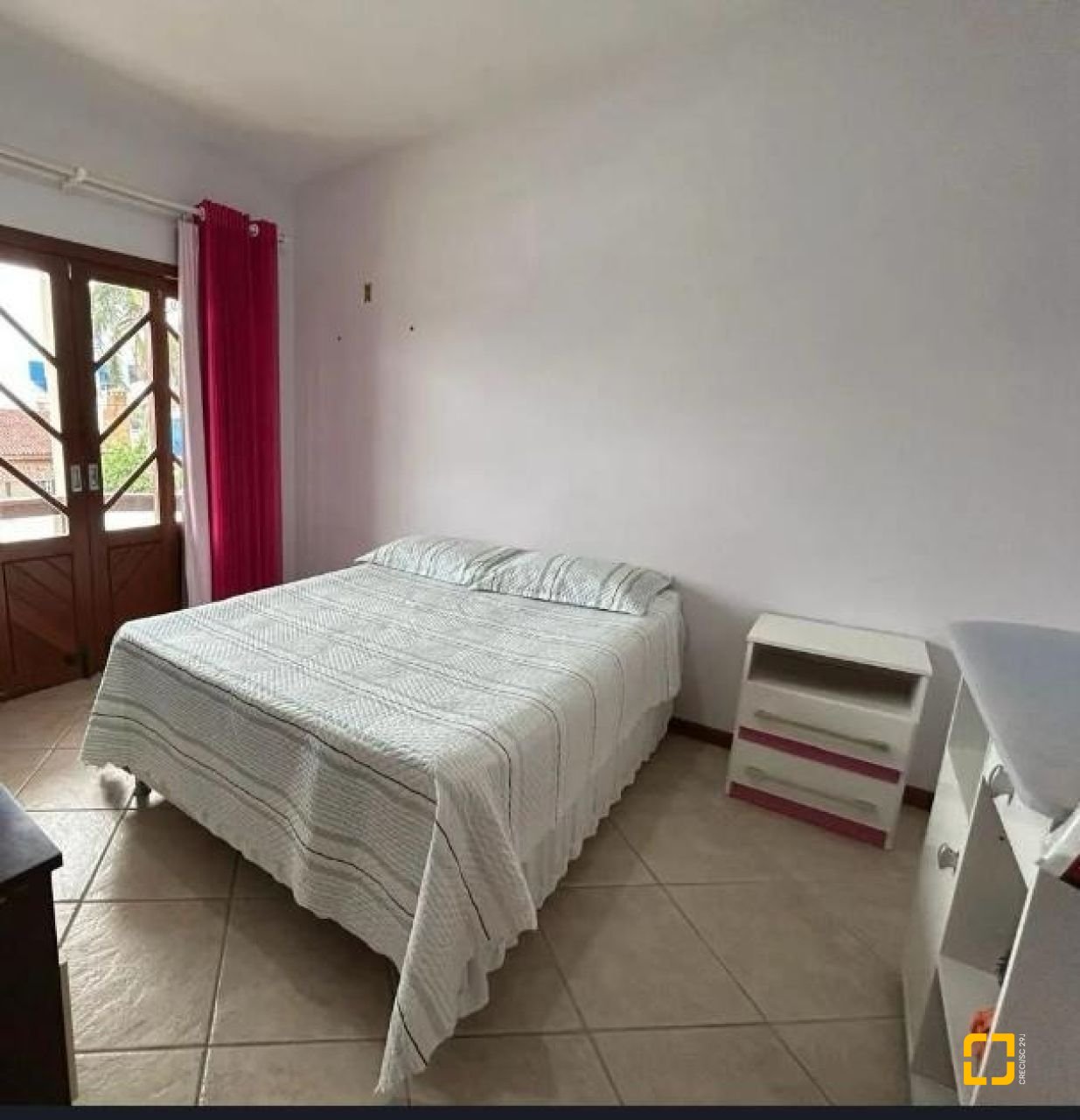 Casa com 184m², 4 quartos (sendo 1 suíte), 3 garagens, no bairro Carianos em Florianópolis